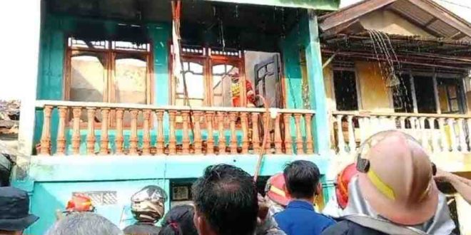 Warga yang berjibaku memadamkan api yang melahap rumah di Siring Agung, Palembang, Minggu (25/8/2024). Foto: Sumselheadline/Ela.