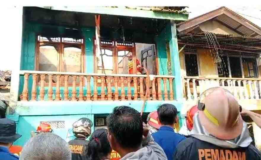 Warga yang berjibaku memadamkan api yang melahap rumah di Siring Agung, Palembang, Minggu (25/8/2024). Foto: Sumselheadline/Ela.