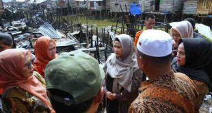 Melza Elen mengunjungo korban kebakaran di Desa Ibul Tiga, Ogan ILir. Foto: Humas Pemprov Sumsel.