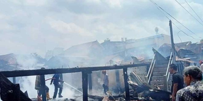 Puing-puing rumah yang terbakar di 10 Ulu Palembang, Jumat (30/8/2024). Foto: Sumselheadline/Ela.