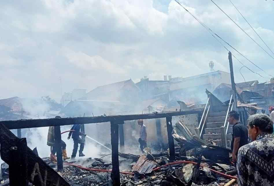 Puing-puing rumah yang terbakar di 10 Ulu Palembang, Jumat (30/8/2024). Foto: Sumselheadline/Ela.