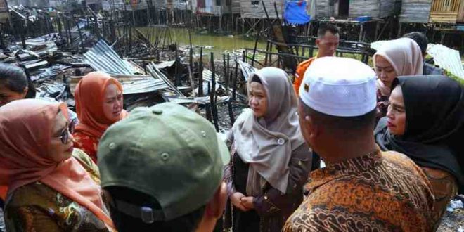 Melza Elen mengunjungo korban kebakaran di Desa Ibul Tiga, Ogan ILir. Foto: Humas Pemprov Sumsel.