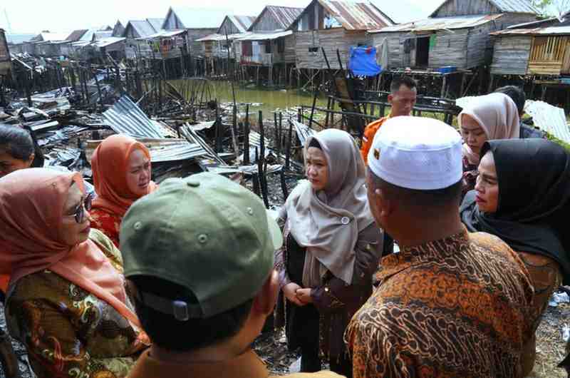 Melza Elen mengunjungo korban kebakaran di Desa Ibul Tiga, Ogan ILir. Foto: Humas Pemprov Sumsel.