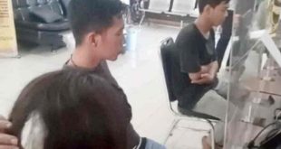 Dengan bagian kepala terluka, tampak korban membuat laporan ke Polrestabes Palembang, Jumat (30/8/2024). Foto: Sumselheadline/Ela.