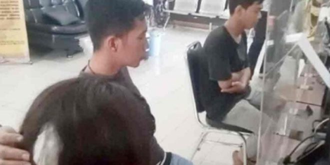 Dengan bagian kepala terluka, tampak korban membuat laporan ke Polrestabes Palembang, Jumat (30/8/2024). Foto: Sumselheadline/Ela.