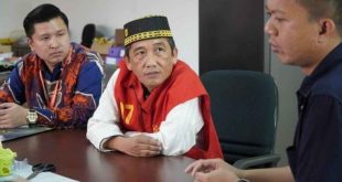 Tersangka R dan barang bukti diserahkan ke Kejari Muba pada Jumat (9/8/2024). Foto: Dok Kejati Sumsel.