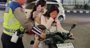 Polisi menghentikan dua remaja putri yang berkendaraan yak menggunakan helm di Jl Sudirman Palembang, Sabtu (38/2024). Foto: Dok Polisi.
