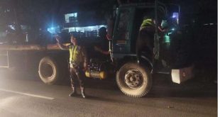 Truk fuso yang disengkol Sri, korban kecelakaan lalu lintas di simpang Patal Palembang, Kamis (8/8/2024) malam. Foto: screenshot medsos.