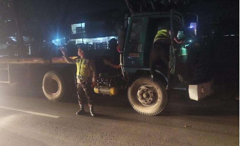 Truk fuso yang disengkol Sri, korban kecelakaan lalu lintas di simpang Patal Palembang, Kamis (8/8/2024) malam. Foto: screenshot medsos.