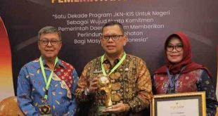 Pj Walikota Palembang, A Damenta menerima piala UHC Award dari pemerintah pusat, Kamis (8/9/2024) malam. Foto: Kominfo Palembang.