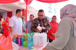 Pj Walikota Palembang, Damenta kunjungan melihat Pameran UPPKA, Pelayanan KB MOW atau Steril Wanita serta Pemberian Makanan Tambahan untuk keluarga beresiko stunting yang digelar di RSIA Rika Amelia Palembang dalam rangka HUT RI ke-79, Kamis (15/8/2024). Foto: Kominfo Palembang.
