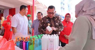Pj Walikota Palembang, Damenta kunjungan melihat Pameran UPPKA, Pelayanan KB MOW atau Steril Wanita serta Pemberian Makanan Tambahan untuk keluarga beresiko stunting yang digelar di RSIA Rika Amelia Palembang dalam rangka HUT RI ke-79, Kamis (15/8/2024). Foto: Kominfo Palembang.