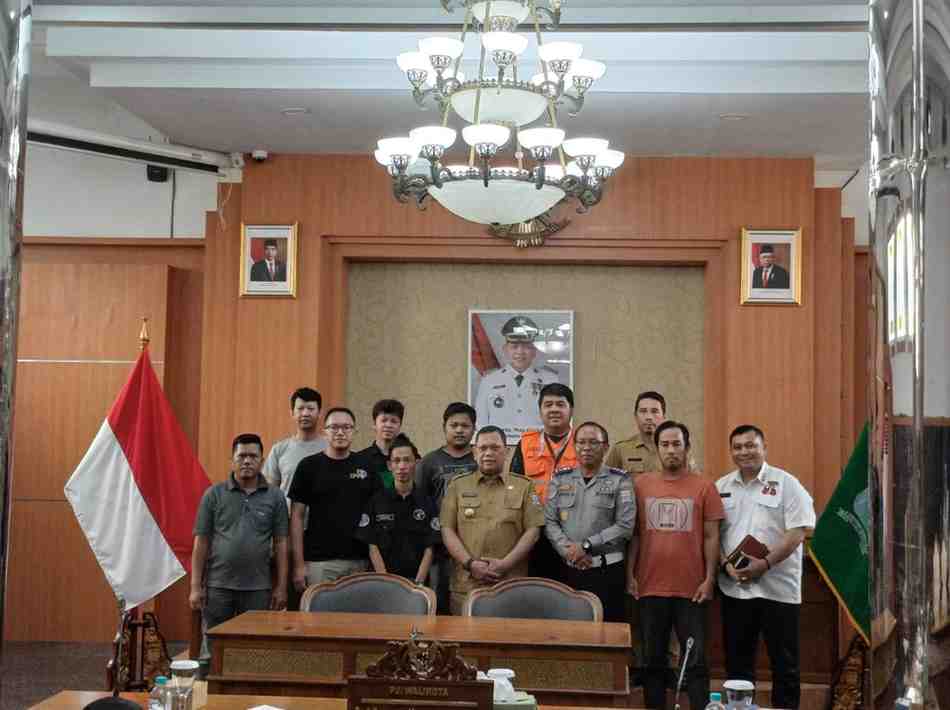 Sejumlah perwakilan ojek online mengadu ke Pj Walikota Palembang, A Damenta tentang besarnya pemotongan dana oleh operator, Selasa (27/8/2024). Foto: Sumselheadline/Pitria.
