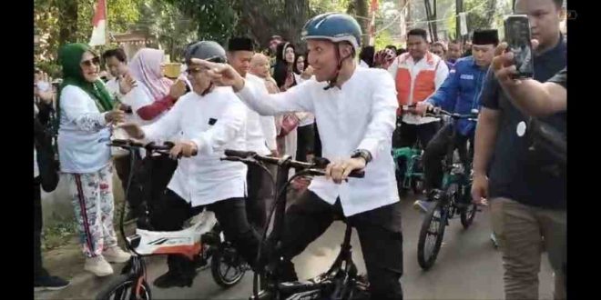 Cawako Palembang, Yudha bersama Baharuddin konvoi bersepeda menuju pendaftaran di KPU, Selasa (27/8/2024). Foto: Sumselheadline/Pitria.