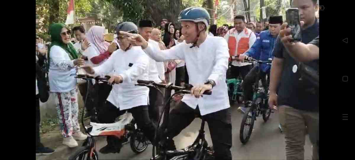 Cawako Palembang, Yudha bersama Baharuddin konvoi bersepeda menuju pendaftaran di KPU, Selasa (27/8/2024). Foto: Sumselheadline/Pitria.
