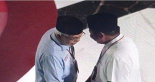 Mawardi Yahya dan Herman Deru tampak bersalaman dan membicarakan sesuatu saat pengundian nomor urut. Foto: Sripoku.com/arief.