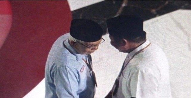 Mawardi Yahya dan Herman Deru tampak bersalaman dan membicarakan sesuatu saat pengundian nomor urut. Foto: Sripoku.com/arief.