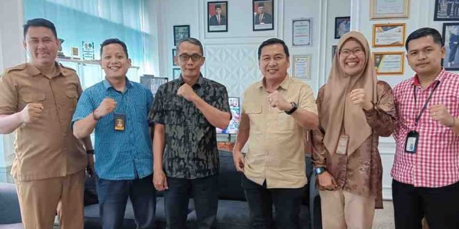 Kadiskominfo Palembang, Ado Zahri menerima kunjungan pengurus PRSSNI Sumsel, Selasa (17/9/2024). Foto: Kominfo Palembang.