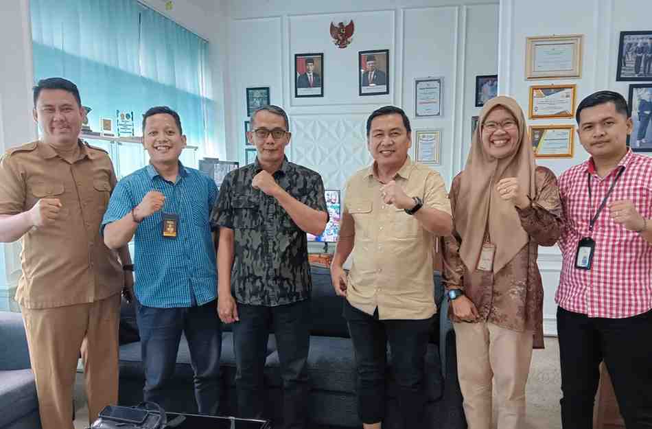 Kadiskominfo Palembang, Ado Zahri menerima kunjungan pengurus PRSSNI Sumsel, Selasa (17/9/2024). Foto: Kominfo Palembang.