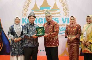 Pj Walikota Palembang Ucok Abdulrauf Damenta bertukar cendera mata dengan WalikKota Banjarmasin Ibnu Sina. Foto: Kominfo Palembang.