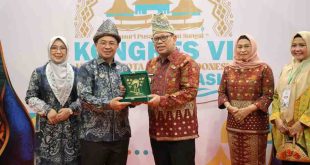 Pj Walikota Palembang Ucok Abdulrauf Damenta bertukar cendera mata dengan WalikKota Banjarmasin Ibnu Sina. Foto: Kominfo Palembang.