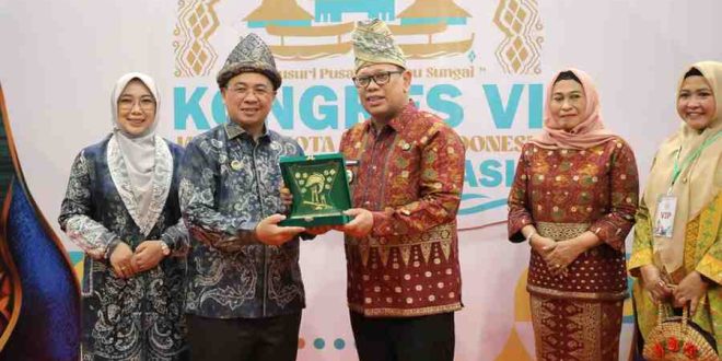 Pj Walikota Palembang Ucok Abdulrauf Damenta bertukar cendera mata dengan WalikKota Banjarmasin Ibnu Sina. Foto: Kominfo Palembang.