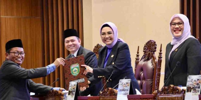 Pj Gubernur Sumsel, Elen Setiadi dan Ketua DPRD Sumsel, Anita Noeringhati menerima hasil laporan Pansus tentang Perseroda BSB, Jumat (13/9/2024). Foto: Humas Pemprov Sumsel.