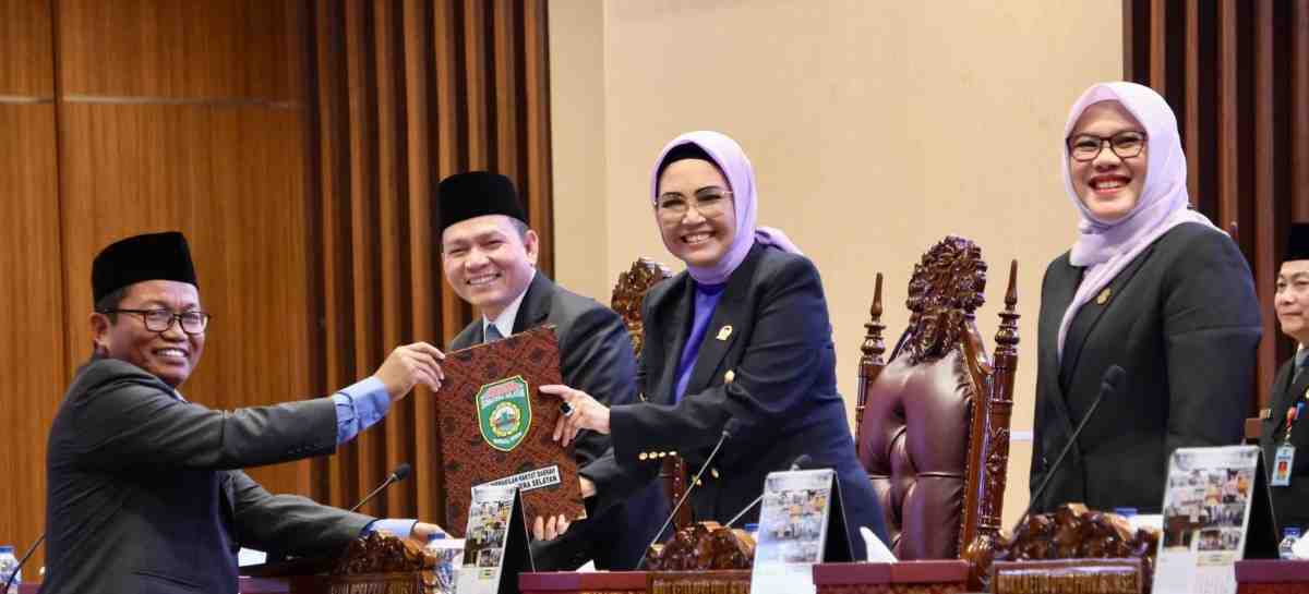 Pj Gubernur Sumsel, Elen Setiadi dan Ketua DPRD Sumsel, Anita Noeringhati menerima hasil laporan Pansus tentang Perseroda BSB, Jumat (13/9/2024). Foto: Humas Pemprov Sumsel.