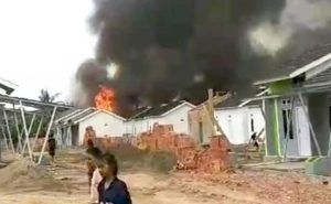 10 unit mess karyawan sebuah perusahaan di Sako Palembang terbakar, Senin (9/9/2024). Foto: Sumselheadline/Ela.