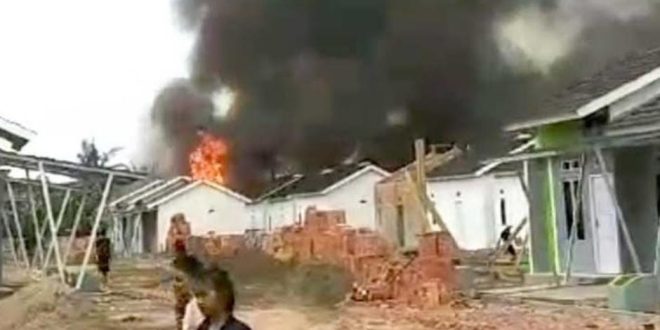 10 unit mess karyawan sebuah perusahaan di Sako Palembang terbakar, Senin (9/9/2024). Foto: Sumselheadline/Ela.
