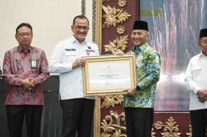 Sekda Muba, Apriyadi menerima pelakat penghargaan terbaik penurunan stunting dari Sekda Sumsel, Edrward Chandra. Foto: Kominfo Muba.