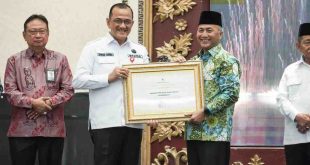 Sekda Muba, Apriyadi menerima pelakat penghargaan terbaik penurunan stunting dari Sekda Sumsel, Edrward Chandra. Foto: Kominfo Muba.