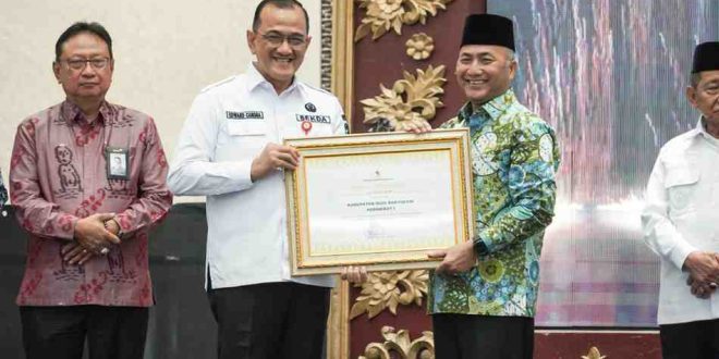 Sekda Muba, Apriyadi menerima pelakat penghargaan terbaik penurunan stunting dari Sekda Sumsel, Edrward Chandra. Foto: Kominfo Muba.