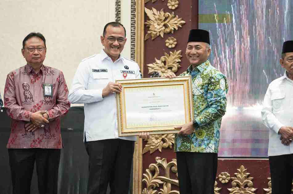 Sekda Muba, Apriyadi menerima pelakat penghargaan terbaik penurunan stunting dari Sekda Sumsel, Edrward Chandra. Foto: Kominfo Muba.