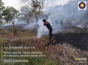 Petugas Damkar Muba berjibaku padamkan api yang melahap lahan kosong di Kota Sekayu, MInggu (22/9/2024). Foto: Dok Dinas Pol PP dan Damkar MUba.