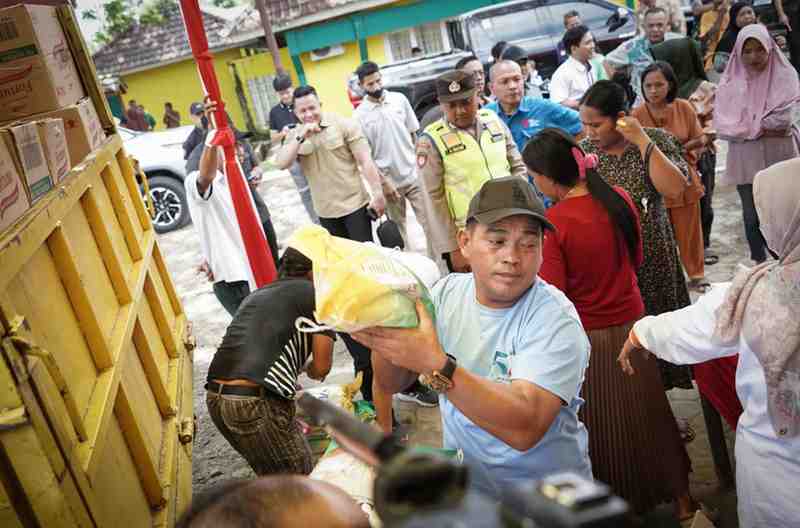 Pemkab Muba bersama Perum Bulog Divre Sumatera Selatan dan Bank Sumsel Babel Cabang Sekayu membuka operasi pasar di Kecamatan Sungai Keruh, Kamis (19/9/2024). Foto: Kominfo Muba.