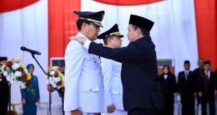 Pj Gubernur Sumsel, Eelen Setiadi melantik Nelson Firdaus Bersama Koimudin Sebagai  Pj Walikota Pagaralam dan  Pj Walikota Lubuklinggau. Foto: Humas Pemprov Sumsel.