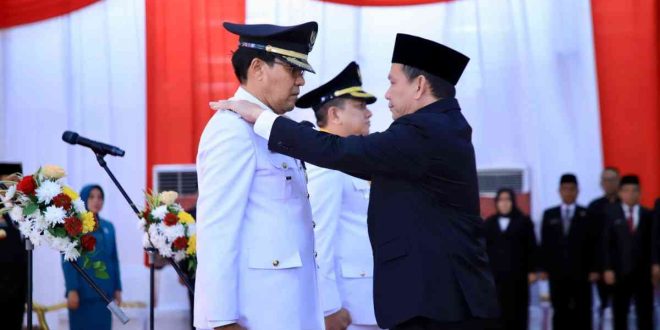 Pj Gubernur Sumsel, Eelen Setiadi melantik Nelson Firdaus Bersama Koimudin Sebagai  Pj Walikota Pagaralam dan  Pj Walikota Lubuklinggau. Foto: Humas Pemprov Sumsel.