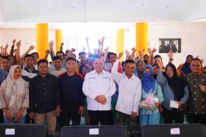 Pj Bupati Muba, Sandi Fahlepi usai menyerahkan bantuan Pemkab Muba berupa Bantuan Usaha Ekonomi Produktif Kelompok Usaha Bersama (UEP-KUBE) kepada 38 kelompok., Jumat (13/9/2024). Foto: Kominfo Muba.