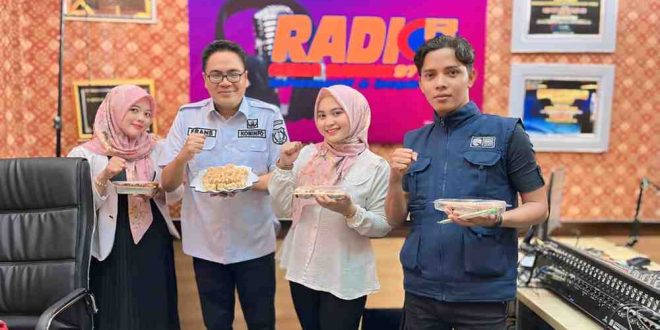 Yola (trengah), saat tampil di podcash. Foto: Kominfo Muba.