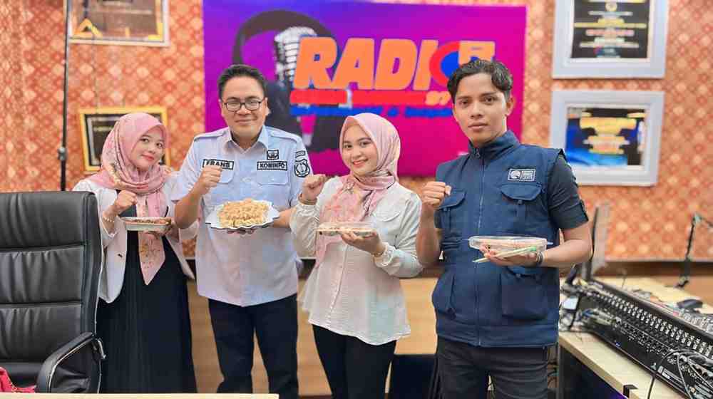 Yola (trengah), saat tampil di podcash. Foto: Kominfo Muba.