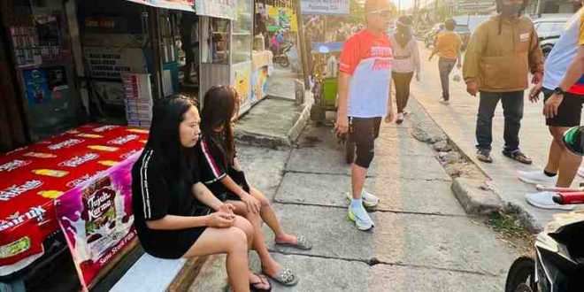 Dua ABG yang kepergok polisi sedang bonceng empat dan melawan arus lalin, Jumat (6/8/2024). Foto: Dok Polisi.