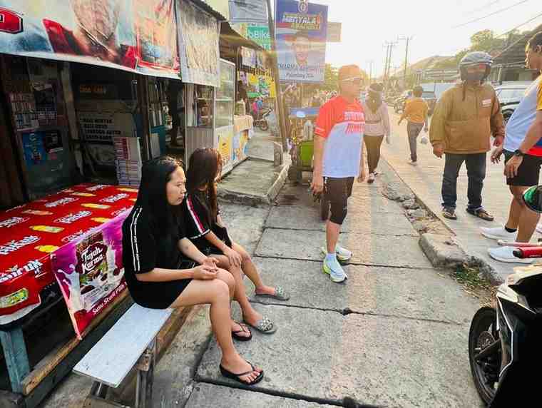 Dua ABG yang kepergok polisi sedang bonceng empat dan melawan arus lalin, Jumat (6/8/2024). Foto: Dok Polisi.