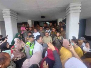 PJ Walikota Palembang, A Damenta menerima para pedagang saat datang ke kantor Walikota, Senin (2/9/2024). Foto: Kominfo Palembang.