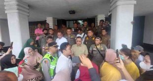 PJ Walikota Palembang, A Damenta menerima para pedagang saat datang ke kantor Walikota, Senin (2/9/2024). Foto: Kominfo Palembang.