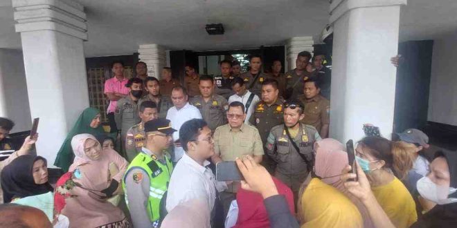 PJ Walikota Palembang, A Damenta menerima para pedagang saat datang ke kantor Walikota, Senin (2/9/2024). Foto: Kominfo Palembang.