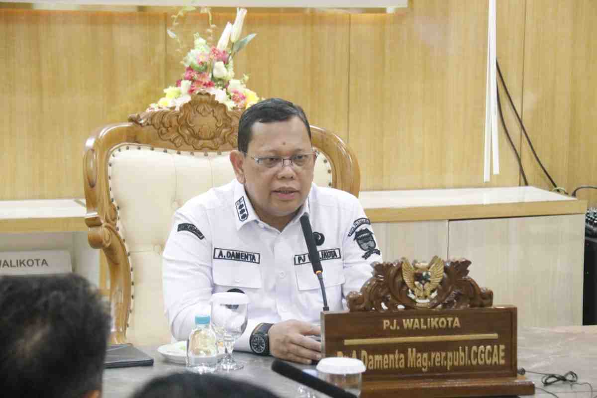 Pj Walikota Palembang, A Damenta memimpin rapat Revie BKB, Palembang, Selasa (24/9/2024). Foto: Kominfo Palembang.