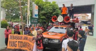 Puluhan orang menggelar aksi di Kejari Palembang, Senin (30/9/2024), menuntut pengustan kasus permbunuhan siswa SMP dilakukan transparan dan profesional. Foto: Sumselheadline/Ela.
