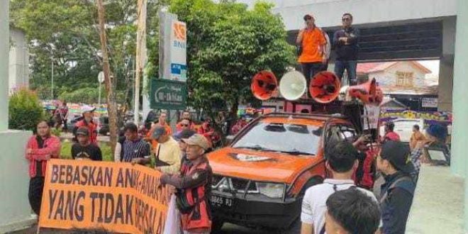 Puluhan orang menggelar aksi di Kejari Palembang, Senin (30/9/2024), menuntut pengustan kasus permbunuhan siswa SMP dilakukan transparan dan profesional. Foto: Sumselheadline/Ela.