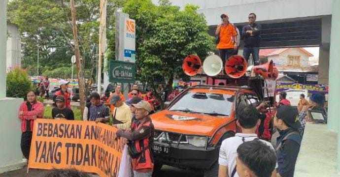 Puluhan orang menggelar aksi di Kejari Palembang, Senin (30/9/2024), menuntut pengustan kasus permbunuhan siswa SMP dilakukan transparan dan profesional. Foto: Sumselheadline/Ela.